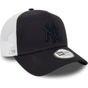 granatowo-biala-czapka-trucker-z-granatowym-logo-a-frame-league-essential-new-york-yankees-mlb-od-new-era