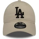 bezowa-czapka-z-zakrzywionym-daszkiem-regulowana-z-czarnym-logo-9twenty-league-essential-los-angeles-dodgers-mlb-od-new-era