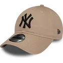 brazowa-zakrzywiona-czapka-regulowana-z-czarnym-logo-9twenty-league-essential-new-york-yankees-mlb-od-new-era