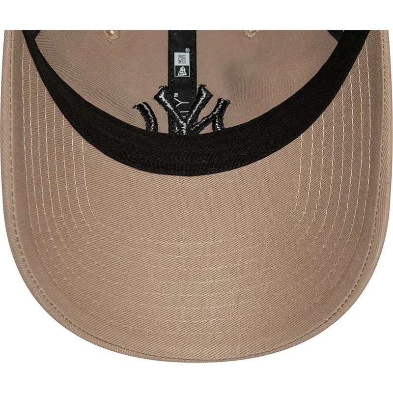 brazowa-zakrzywiona-czapka-regulowana-z-czarnym-logo-9twenty-league-essential-new-york-yankees-mlb-od-new-era