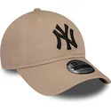 brazowa-zakrzywiona-czapka-regulowana-z-czarnym-logo-9twenty-league-essential-new-york-yankees-mlb-od-new-era