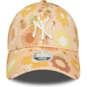 damska-pomaranczowa-czapka-z-zakrzywionym-daszkiem-9forty-floral-all-over-print-new-york-yankees-mlb-od-new-era