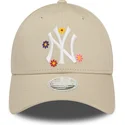 bezowa-zakrzywiona-czapka-z-daszkiem-regulowana-dla-kobiet-9forty-flower-new-york-yankees-mlb-od-new-era