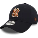 regulowana-granatowa-czapka-z-zakrzywionym-daszkiem-z-brazowym-logo-9twenty-boucle-new-york-yankees-mlb-od-new-era