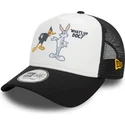 czapka-trucker-biala-i-czarna-a-frame-character-z-krolikiem-bugsem-i-kaczorem-daffym-looney-tunes-od-new-era