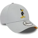 szara-czapka-z-zakrzywionym-daszkiem-9forty-z-postacia-kaczora-daffy-z-looney-tunes-od-new-era-regulowana