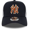 granatowo-biala-czapka-trucker-z-brazowym-logo-a-frame-boucle-new-york-yankees-mlb-od-new-era