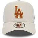 bezowo-biala-czapka-truckerka-z-brazowym-logo-a-frame-boucle-los-angeles-dodgers-mlb-od-new-era