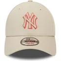 bezowa-czapka-z-zakrzywionym-daszkiem-regulowana-9forty-team-outline-new-york-yankees-mlb-od-new-era