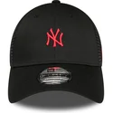 czarna-regulowana-czapka-z-zakrzywionym-daszkiem-z-czerwonym-logo-9forty-home-field-new-york-yankees-mlb-od-new-era
