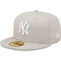 bezowa-czapka-z-plaskim-daszkiem-59fifty-league-essential-new-york-yankees-mlb-od-new-era