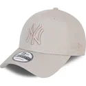 bezowa-czapka-z-zakrzywionym-daszkiem-regulowana-z-bezowym-logo-9forty-league-essential-poly-new-york-yankees-mlb-od-new-era