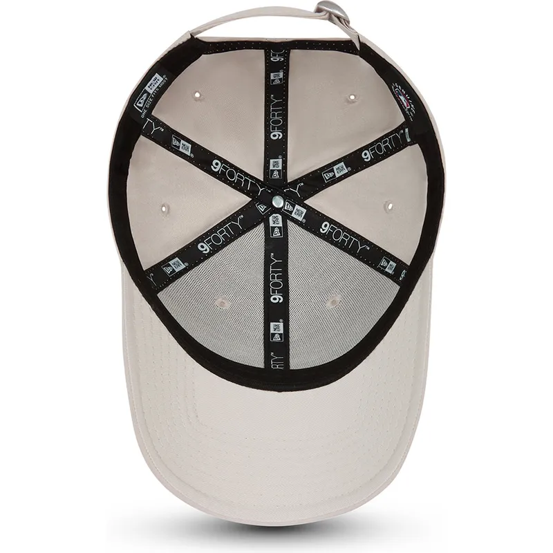 bezowa-regulowana-czapka-z-zakrzywionym-daszkiem-z-bezowym-logo-9forty-league-essential-poly-new-york-yankees-mlb-new-era