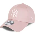 rozowa-regulowana-czapka-z-zakrzywionym-daszkiem-z-rozowym-logo-9forty-league-essential-new-york-yankees-mlb-new-era