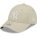bezowa-regulowana-czapka-z-zakrzywionym-daszkiem-dla-kobiet-9forty-league-essential-new-york-yankees-mlb-new-era