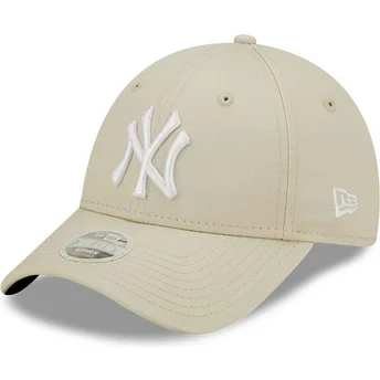 Beżowa zakrzywiona regulowana czapka damska 9FORTY League Essential New York Yankees MLB od New Era