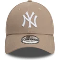 brazowa-jasna-regulowana-czapka-z-daszkiem-9forty-league-essential-new-york-yankees-mlb-new-era