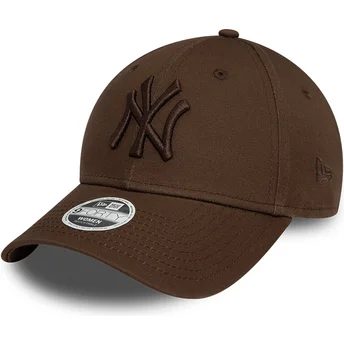 Regulowana ciemnobrązowa czapka z zakrzywionym daszkiem z ciemnobrązowym logo dla kobiet 9FORTY League Essential New York Yankee