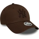 ciemnobrazowa-regulowana-czapka-z-zakrzywionym-daszkiem-z-ciemnobrazowym-logo-dla-kobiet-9forty-league-essential-new-york-yankee