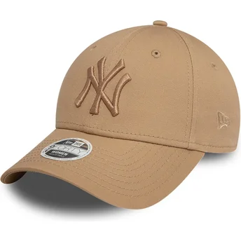 Czapka z zakrzywionym daszkiem jasnobrązowa regulowana z jasnobrązowym logo dla kobiet 9FORTY League Essential New York Yankees 