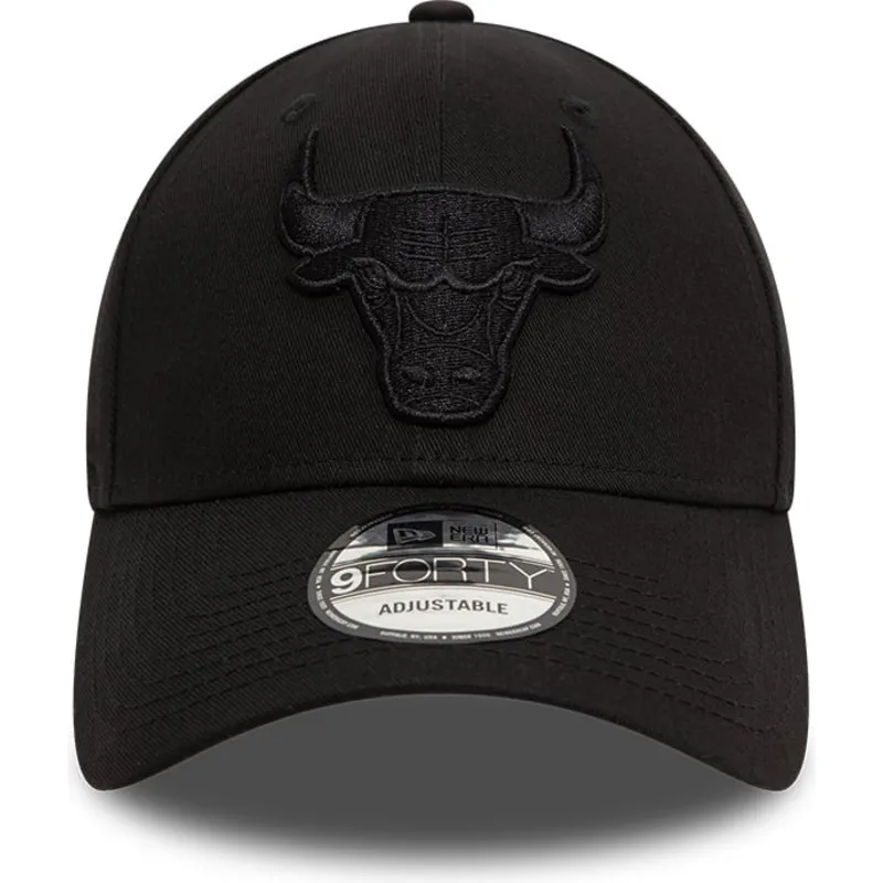 czarna-regulowana-czapka-z-zakrzywionym-daszkiem-z-czarnym-logo-9forty-essential-chicago-bulls-nba-new-era