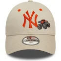 czapki-curva-bezowy-tasma-regulowana-dla-dziecka-9forty-graphic-monster-truck-new-york-yankees-mlb-new-era