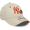 bezowa-zakrzywiona-czapka-regulowana-z-pomaranczowym-logo-dla-dzieci-9forty-graphic-monster-truck-new-york-yankees-mlb-od-new-er