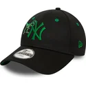 czarna-zakrzywiona-regulowana-czapka-z-zielonym-logo-dla-dzieci-9forty-graphic-dinozaur-new-york-yankees-mlb-marki-new-era
