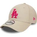 bezowa-czapka-z-zakrzywionym-daszkiem-i-rozowym-logo-9forty-league-essential-los-angeles-dodgers-mlb-od-new-era-regulowana