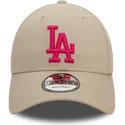bezowa-czapka-z-zakrzywionym-daszkiem-regulowana-z-rozowym-logo-los-angeles-dodgers-mlb-9forty-league-essential-od-new-era
