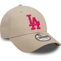 bezowa-czapka-z-zakrzywionym-daszkiem-regulowana-z-rozowym-logo-los-angeles-dodgers-mlb-9forty-league-essential-od-new-era