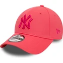 rozowa-czapka-z-zakrzywionym-daszkiem-regulowana-z-rozowym-logo-9forty-league-essential-new-york-yankees-mlb-od-new-era