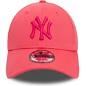 rozowa-czapka-z-zakrzywionym-daszkiem-regulowana-z-rozowym-logo-9forty-league-essential-new-york-yankees-mlb-od-new-era