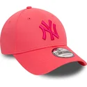 rozowa-czapka-z-zakrzywionym-daszkiem-regulowana-z-rozowym-logo-9forty-league-essential-new-york-yankees-mlb-od-new-era