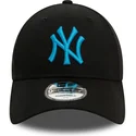 czarna-regulowana-czapka-z-zakrzywionym-daszkiem-z-niebieskim-logo-9forty-league-essential-new-york-yankees-mlb-od-new-era