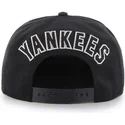 czarna-czapka-snapback-z-plaskim-daszkiem-z-duzym-logo-new-york-yankees-mlb-od-47-brand