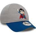 regulowana-czapka-z-daszkiem-dla-chlopca-superman-dc-comics-hero-od-new-era-w-kolorze-szarym-i-niebieskim