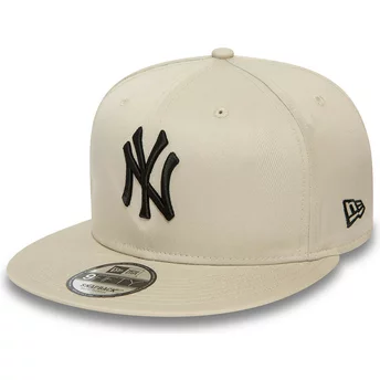 New Era Flat Brim Black Logo 9FIFTY League Essential New York Yankees MLB Beige Snapback Cap
