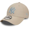 bezowa-zakrzywiona-czapka-regulowana-z-jasnoniebieskim-logo-9forty-league-essential-new-york-yankees-mlb-od-new-era