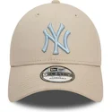 czapki-curva-bezowy-tasma-regulowana-claro-9forty-league-essential-new-york-yankees-mlb-new-era