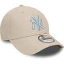 bezowa-zakrzywiona-czapka-regulowana-z-jasnoniebieskim-logo-9forty-league-essential-new-york-yankees-mlb-od-new-era
