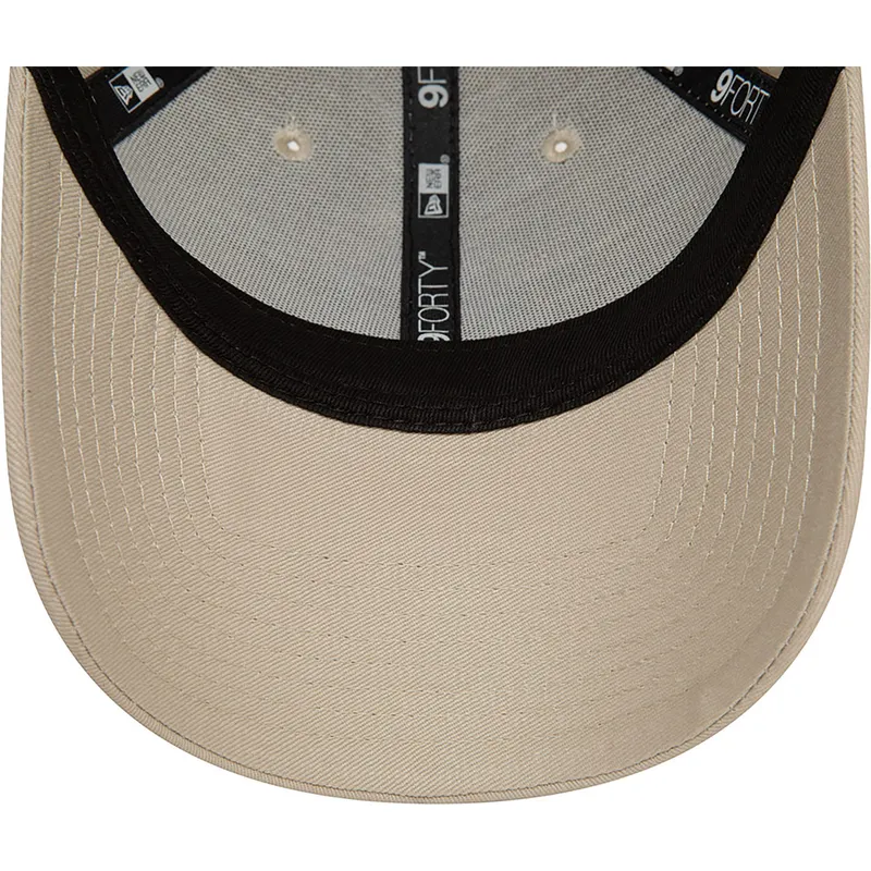 czapki-curva-bezowy-tasma-regulowana-claro-9forty-league-essential-new-york-yankees-mlb-new-era