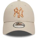 bezowa-regulowana-czapka-z-zakrzywionym-daszkiem-9forty-animal-infill-new-york-yankees-mlb-od-new-era