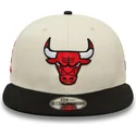 czapka-z-plaskim-daszkiem-bezowo-czarna-snapback-9fifty-logo-chicago-bulls-nba-new-era