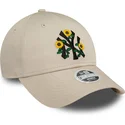 bezowa-zakrzywiona-czapka-z-daszkiem-regulowana-dla-kobiet-9forty-floral-new-york-yankees-mlb-od-new-era