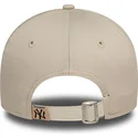 bezowa-regulowana-czapka-z-zakrzywionym-daszkiem-dla-kobiet-9forty-floral-new-york-yankees-mlb-od-new-era