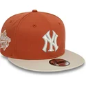 czapka-z-daszkiem-plaska-brazowo-bezowa-snapback-9fifty-patch-new-york-yankees-mlb-od-new-era