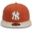 czapka-z-daszkiem-plaska-brazowo-bezowa-snapback-9fifty-patch-new-york-yankees-mlb-od-new-era