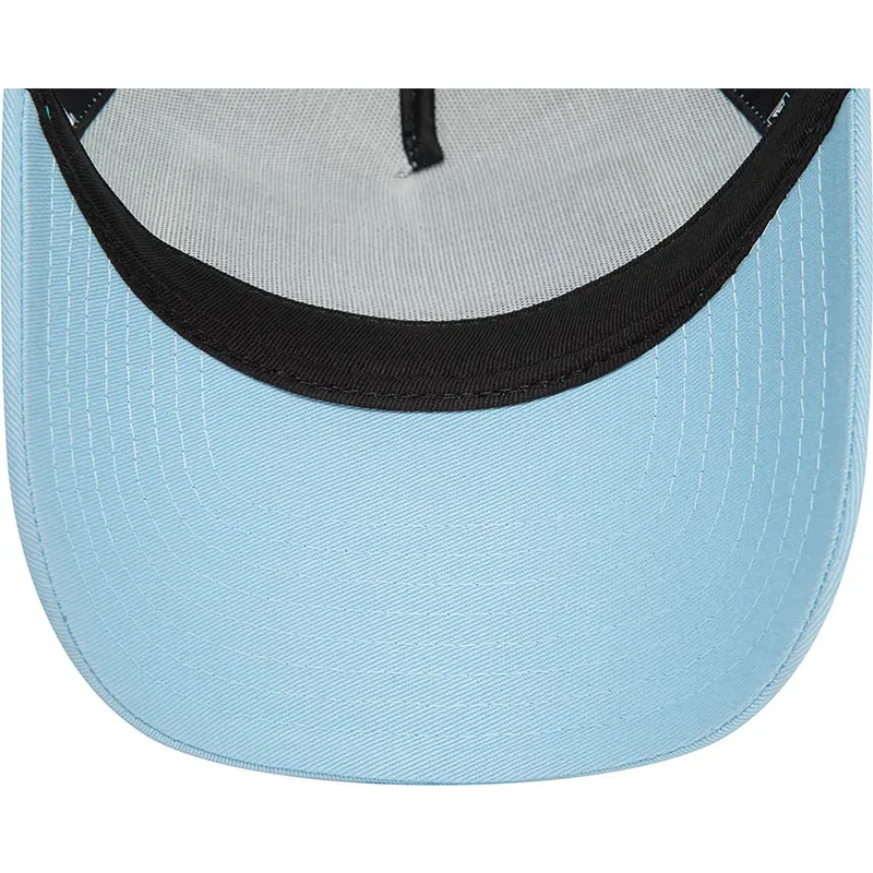 biala-i-niebieska-czapka-truckerka-a-frame-summer-mykonos-miasta-i-plaze-marki-new-era