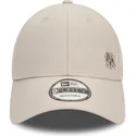 bezowa-regulowana-czapka-z-zakrzywionym-daszkiem-9forty-flawless-new-york-yankees-mlb-od-new-era
